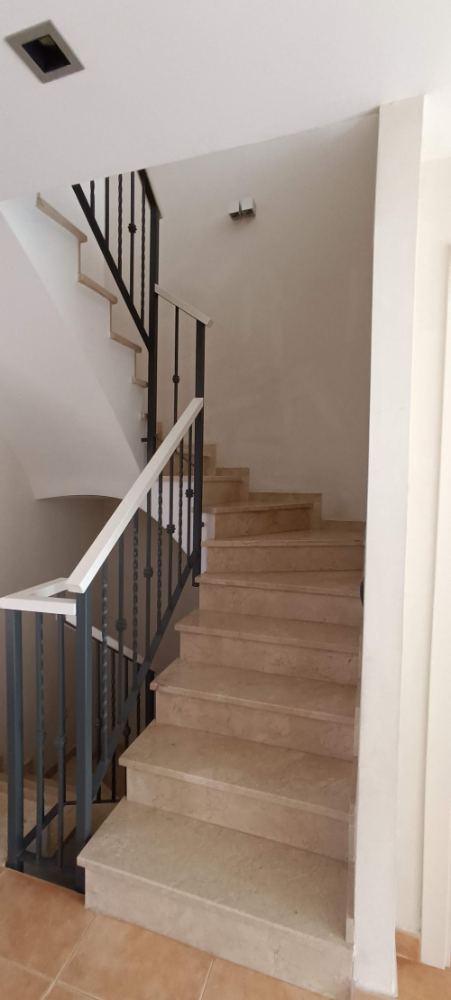 Escalera interior con barandilla metálica